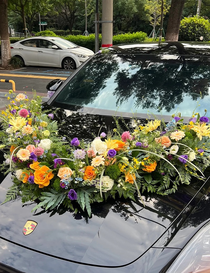 trang trí xe hoa màu đỏ