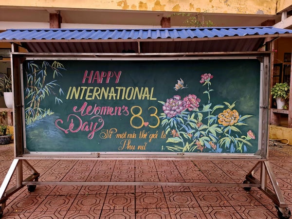 trang trí bảng 8 3 8