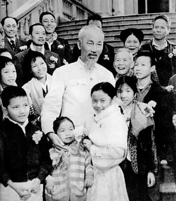 ảnh bác hồ đen trắng 11