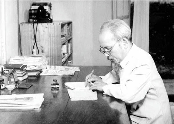 ảnh bác hồ đen trắng 25