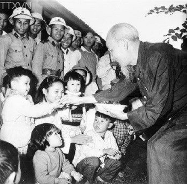 ảnh bác hồ đen trắng 30