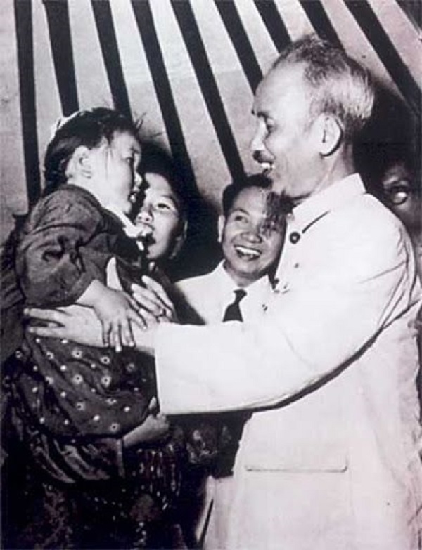 ảnh bác hồ đen trắng 32