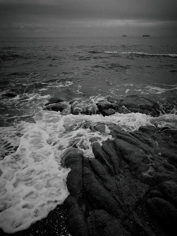 ảnh biển đen trắng 10