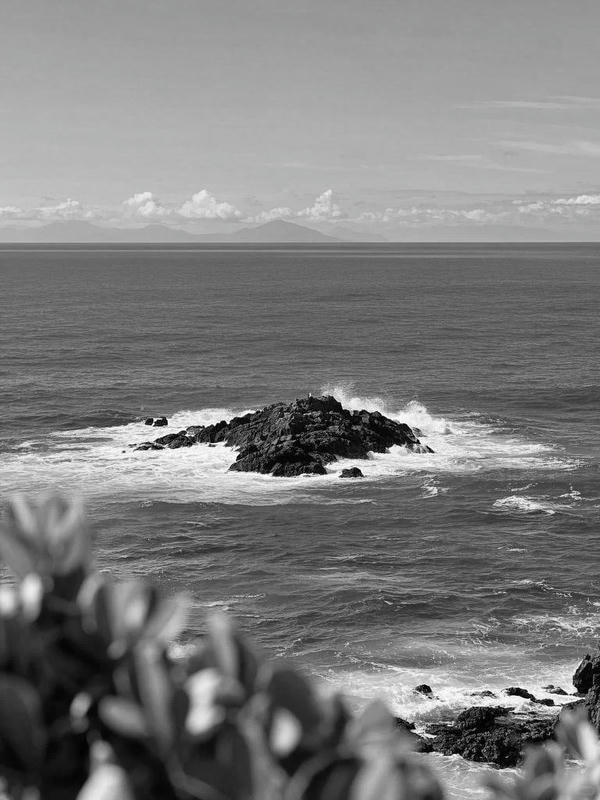 ảnh biển đen trắng 20