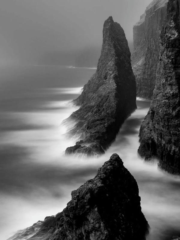 ảnh biển đen trắng 33