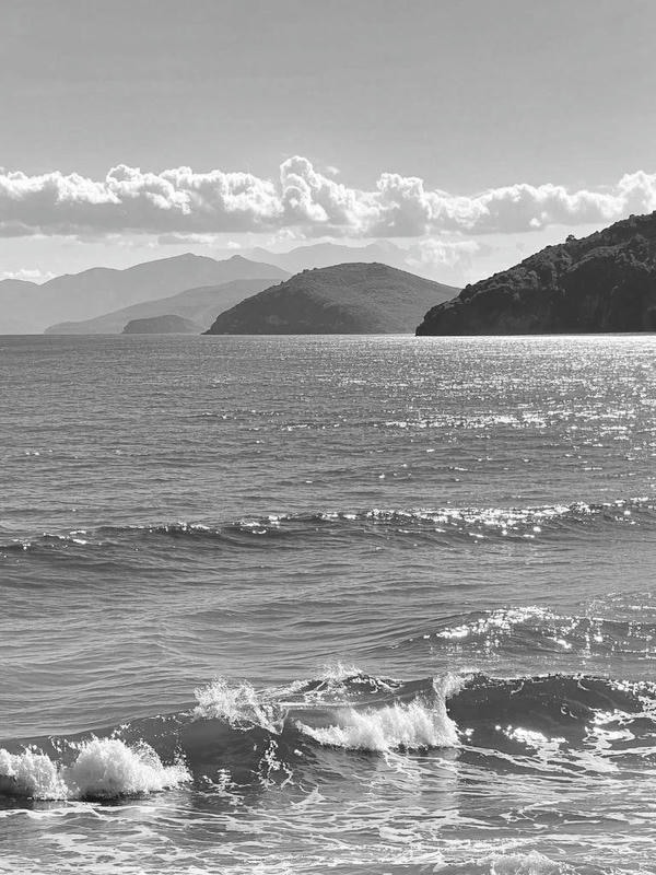 ảnh biển đen trắng 36