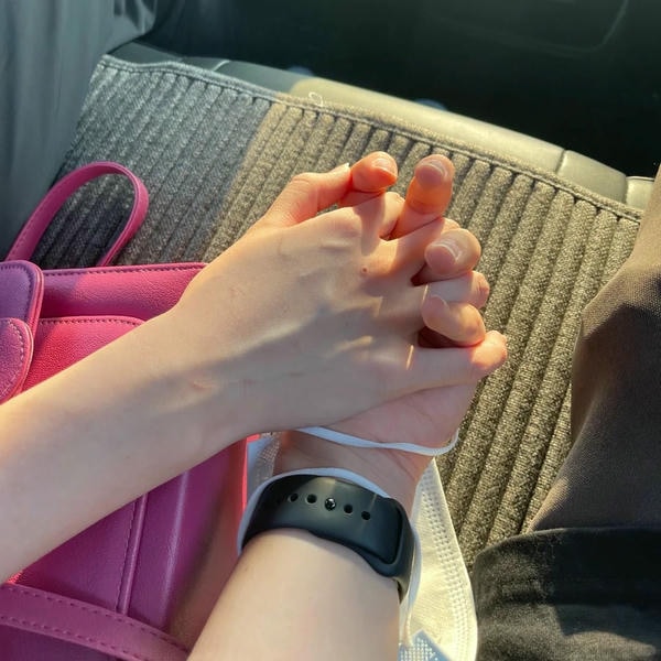 ảnh chụp nắm tay người yêu