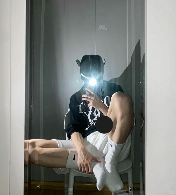 ảnh chụp trước gương che mặt nam