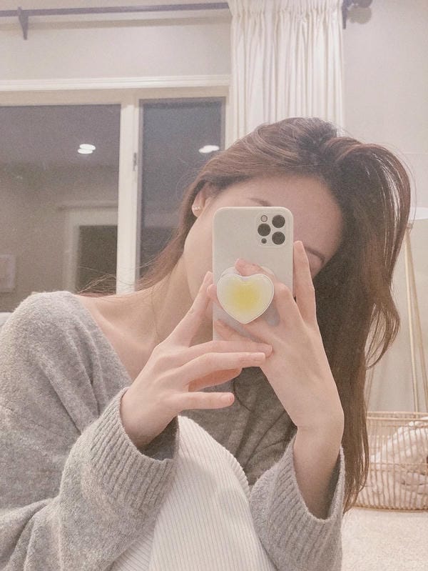 ảnh chụp trước gương che mặt nữ 1