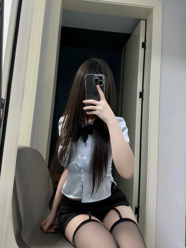 ảnh chụp trước gương che mặt nữ 14