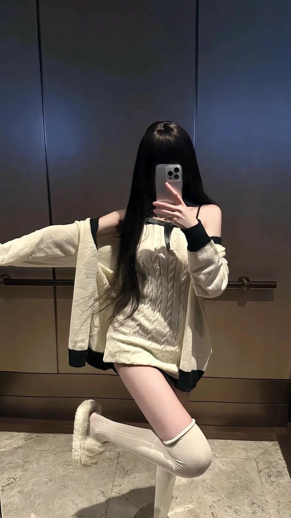 ảnh chụp trước gương che mặt nữ 15