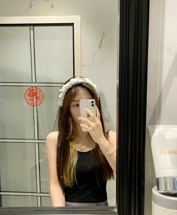 ảnh chụp trước gương che mặt nữ 20