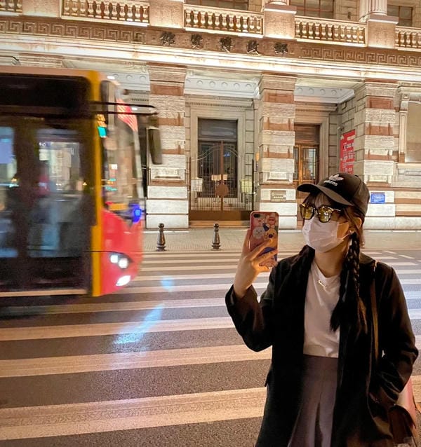 ảnh chụp trước gương che mặt nữ 22