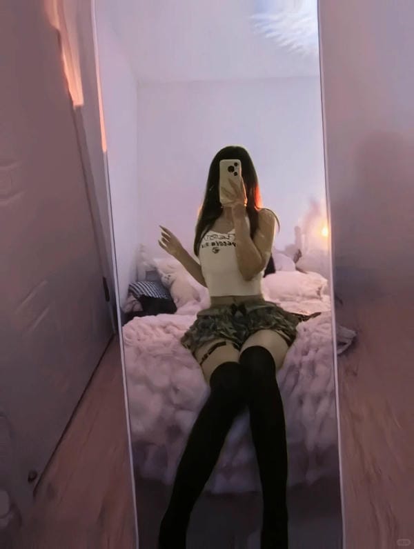 ảnh chụp trước gương che mặt nữ 23