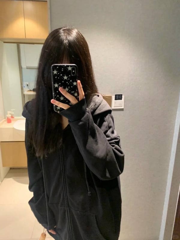 ảnh chụp trước gương che mặt nữ 25