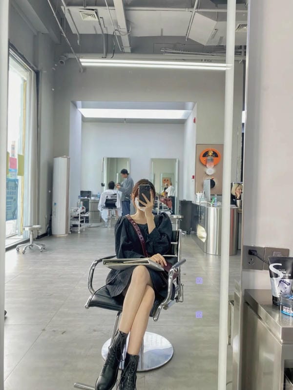 ảnh chụp trước gương che mặt nữ 3