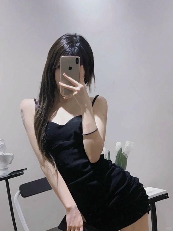 ảnh chụp trước gương che mặt nữ 33