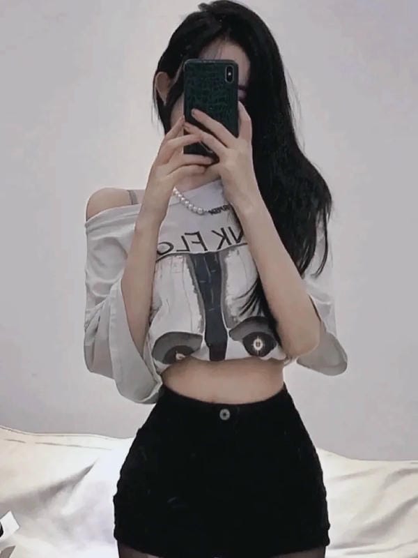 ảnh chụp trước gương che mặt nữ 34