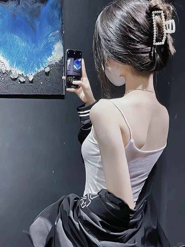 ảnh chụp trước gương che mặt nữ 35