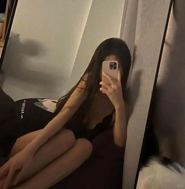 ảnh chụp trước gương che mặt nữ 39