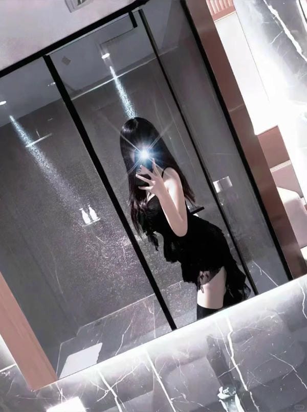 ảnh chụp trước gương che mặt nữ 5