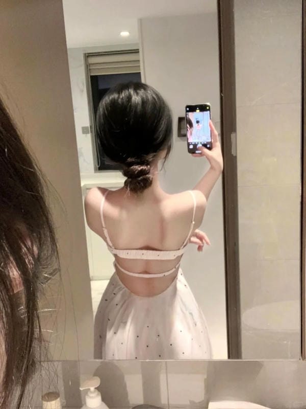 ảnh chụp trước gương che mặt nữ 6