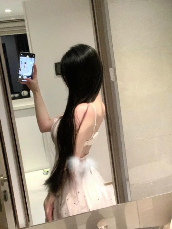 ảnh chụp trước gương che mặt nữ 7