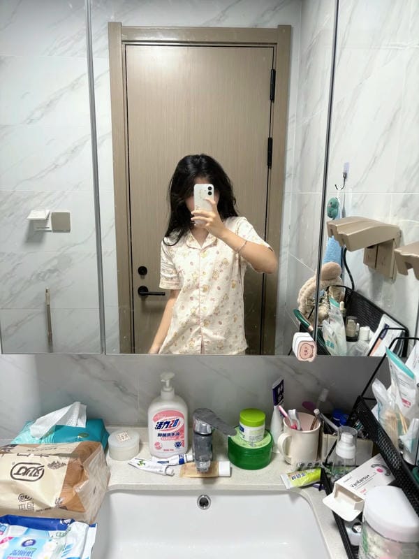 ảnh chụp trước gương che mặt nữ 9