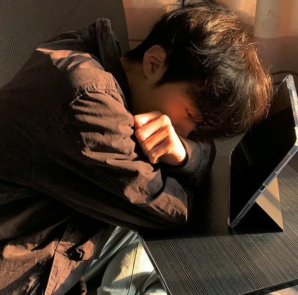 ảnh con trai buồn 17