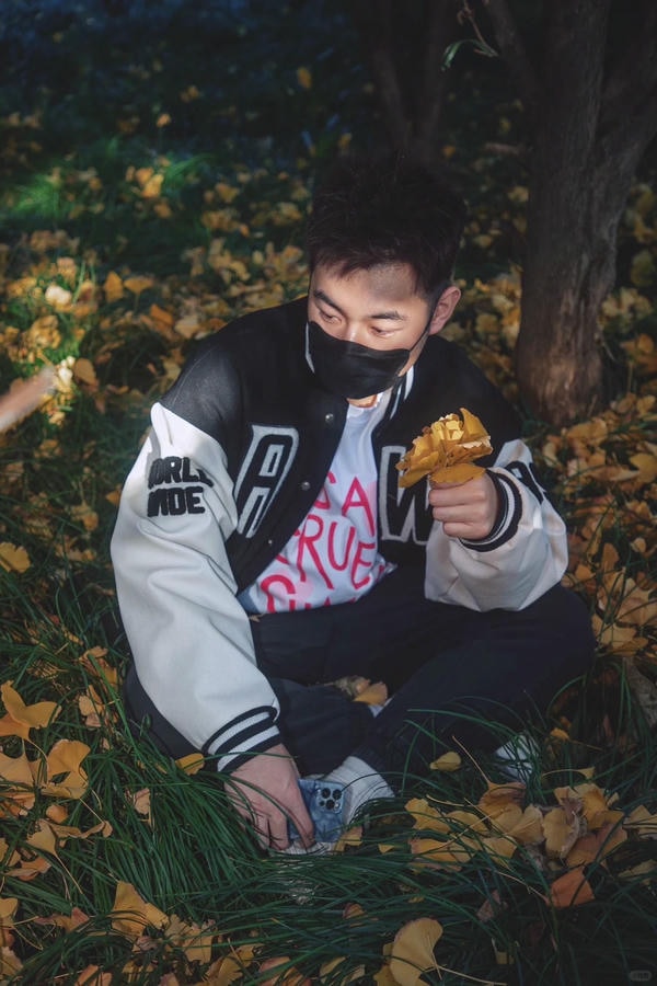 ảnh con trai đeo khẩu trang đen 1