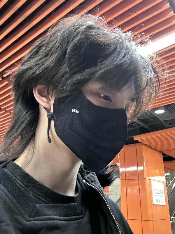 ảnh con trai đeo khẩu trang đen 10