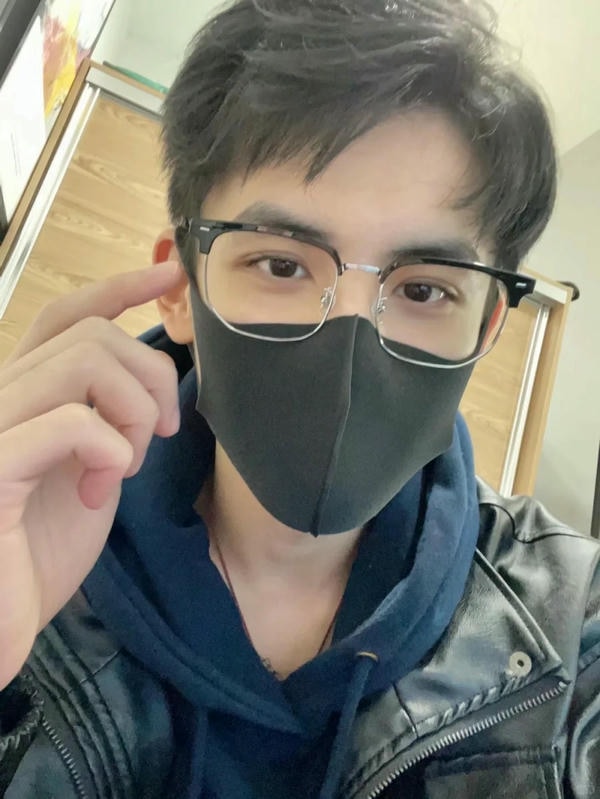 ảnh con trai đeo khẩu trang đen 11