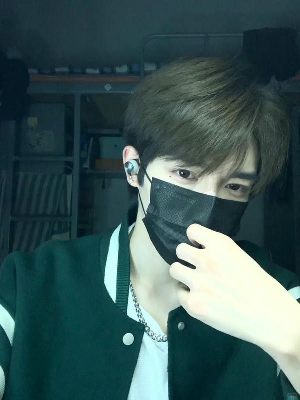 ảnh con trai đeo khẩu trang đen 13