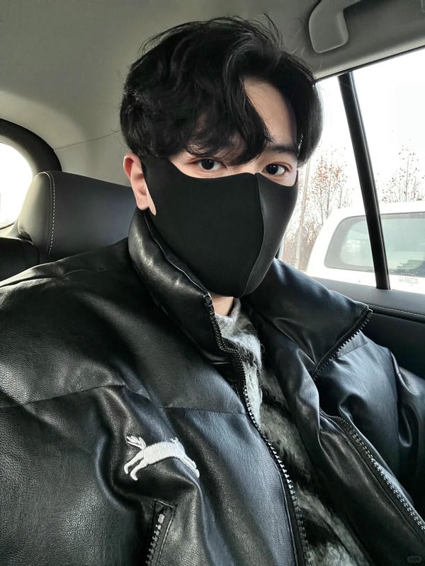 ảnh con trai đeo khẩu trang đen 15