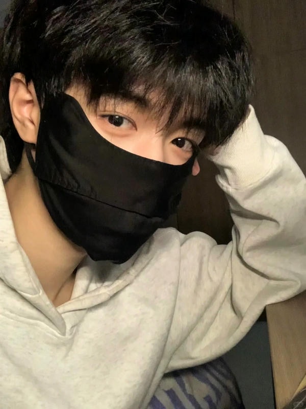 ảnh con trai đeo khẩu trang đen 16