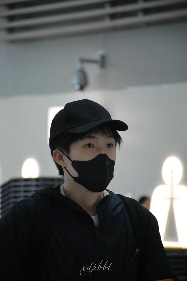 ảnh con trai đeo khẩu trang đen 17