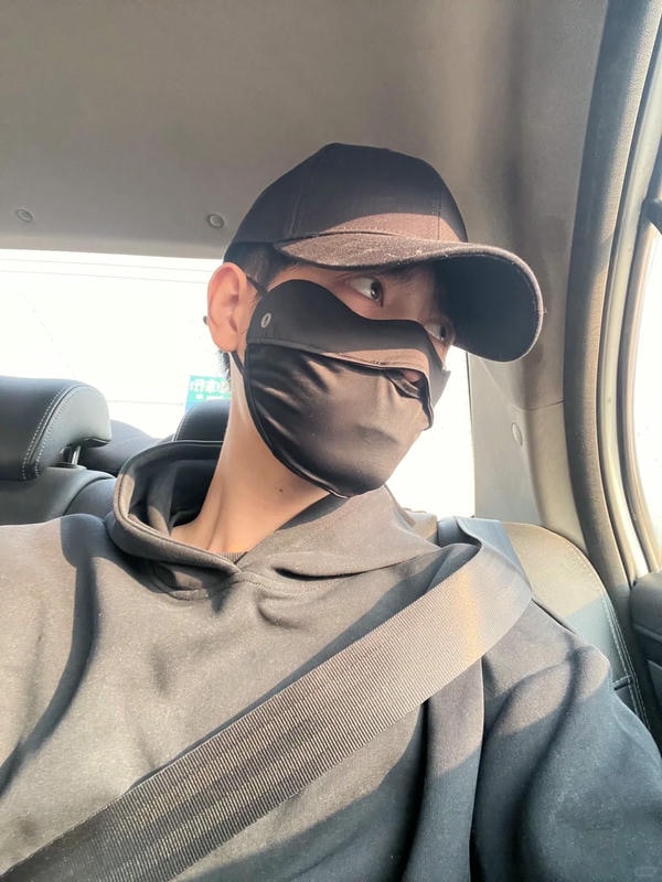 ảnh con trai đeo khẩu trang đen 18