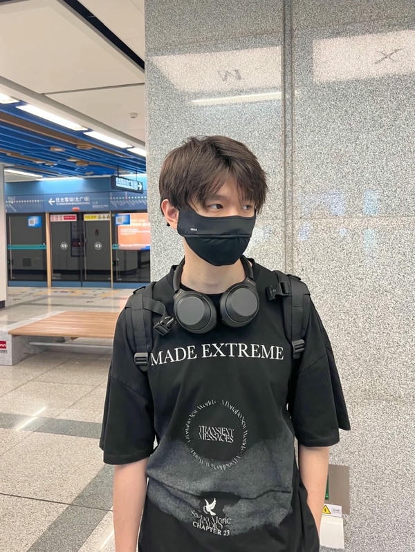 ảnh con trai đeo khẩu trang đen 2