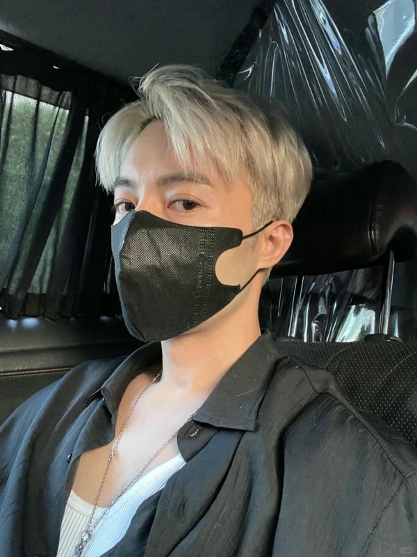 ảnh con trai đeo khẩu trang đen 20
