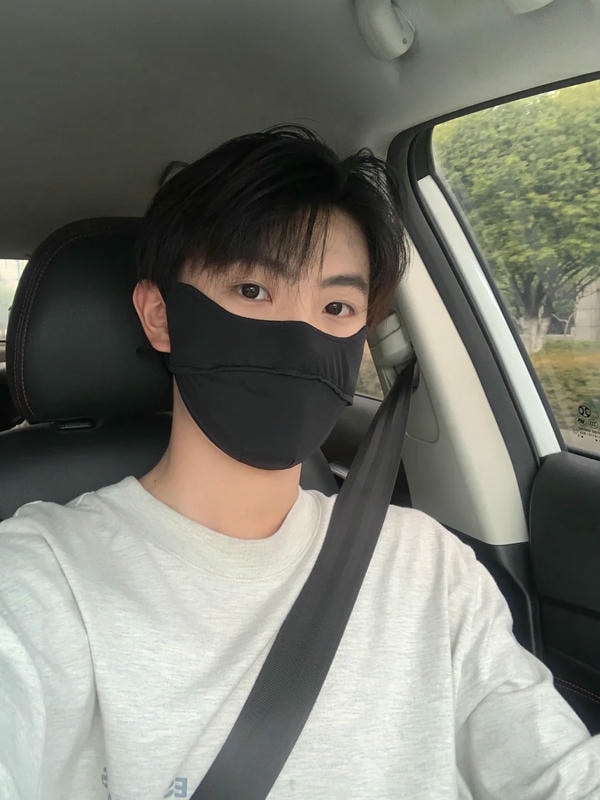 ảnh con trai đeo khẩu trang đen 21
