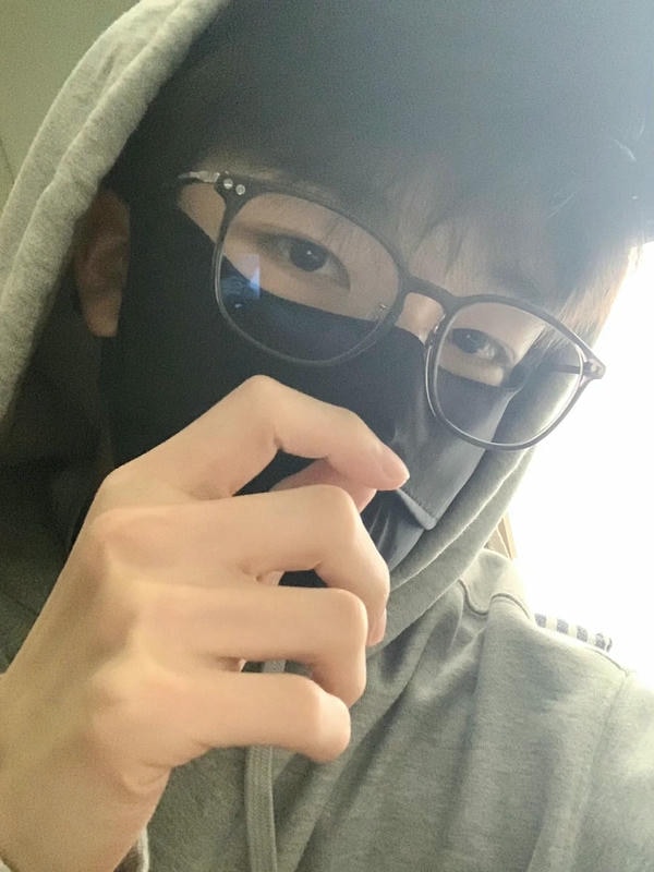 ảnh con trai đeo khẩu trang đen 3