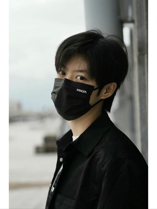 ảnh con trai đeo khẩu trang đen 30