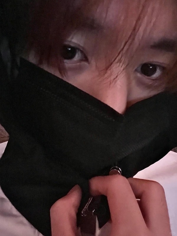 ảnh con trai đeo khẩu trang đen 35