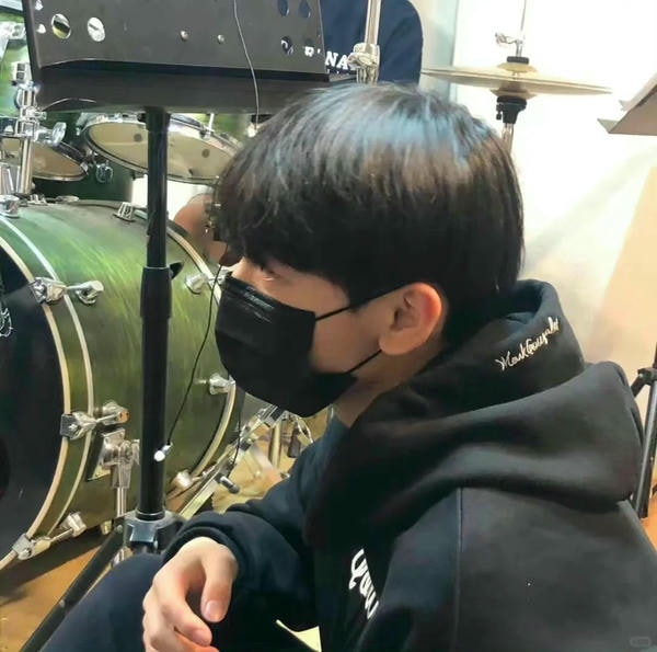 ảnh con trai đeo khẩu trang đen 36