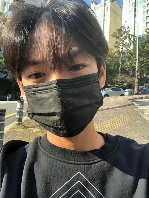 ảnh con trai đeo khẩu trang đen 37