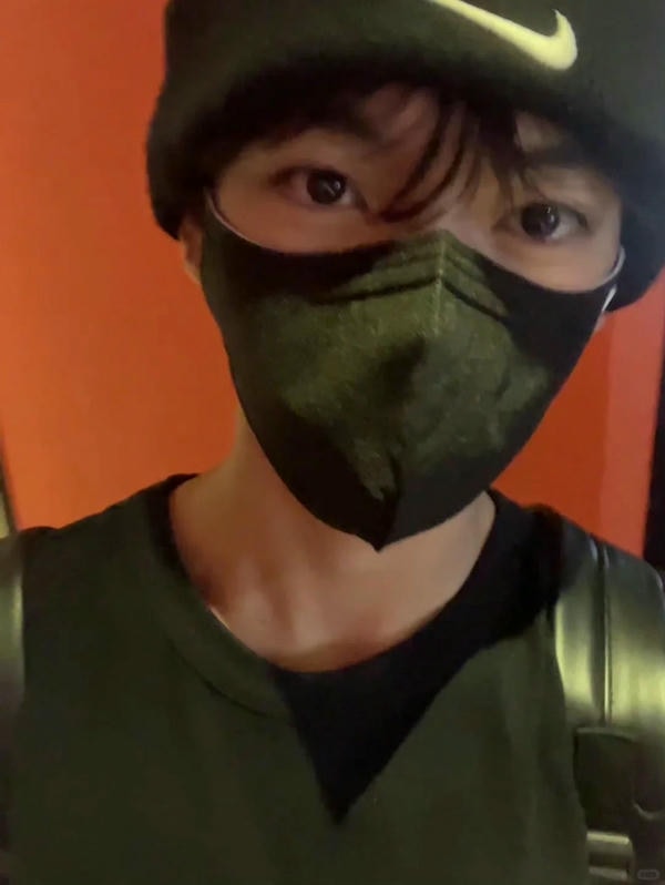 ảnh con trai đeo khẩu trang đen 38
