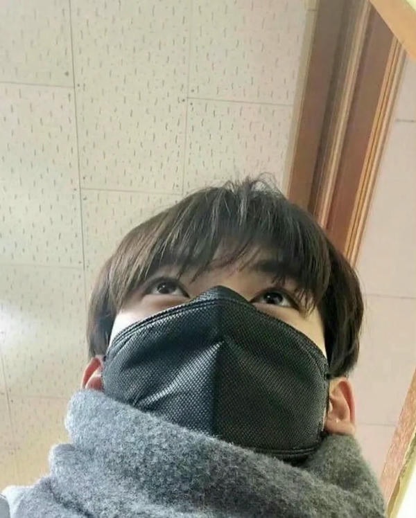ảnh con trai đeo khẩu trang đen 39