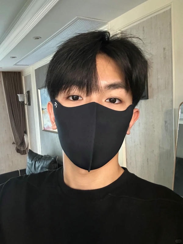 ảnh con trai đeo khẩu trang đen 4
