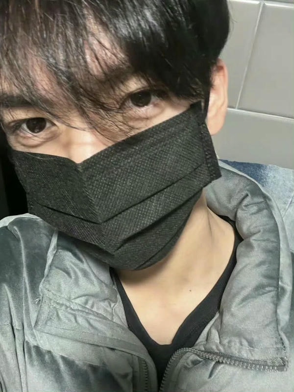 ảnh con trai đeo khẩu trang đen 40