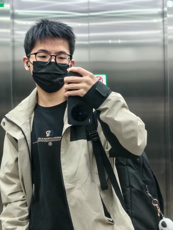 ảnh con trai đeo khẩu trang đen 6